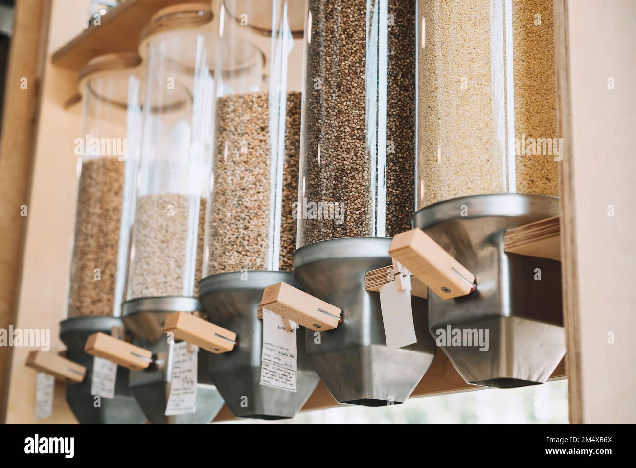 Dispenser di alimenti con lenticchie in magazzino Foto Stock