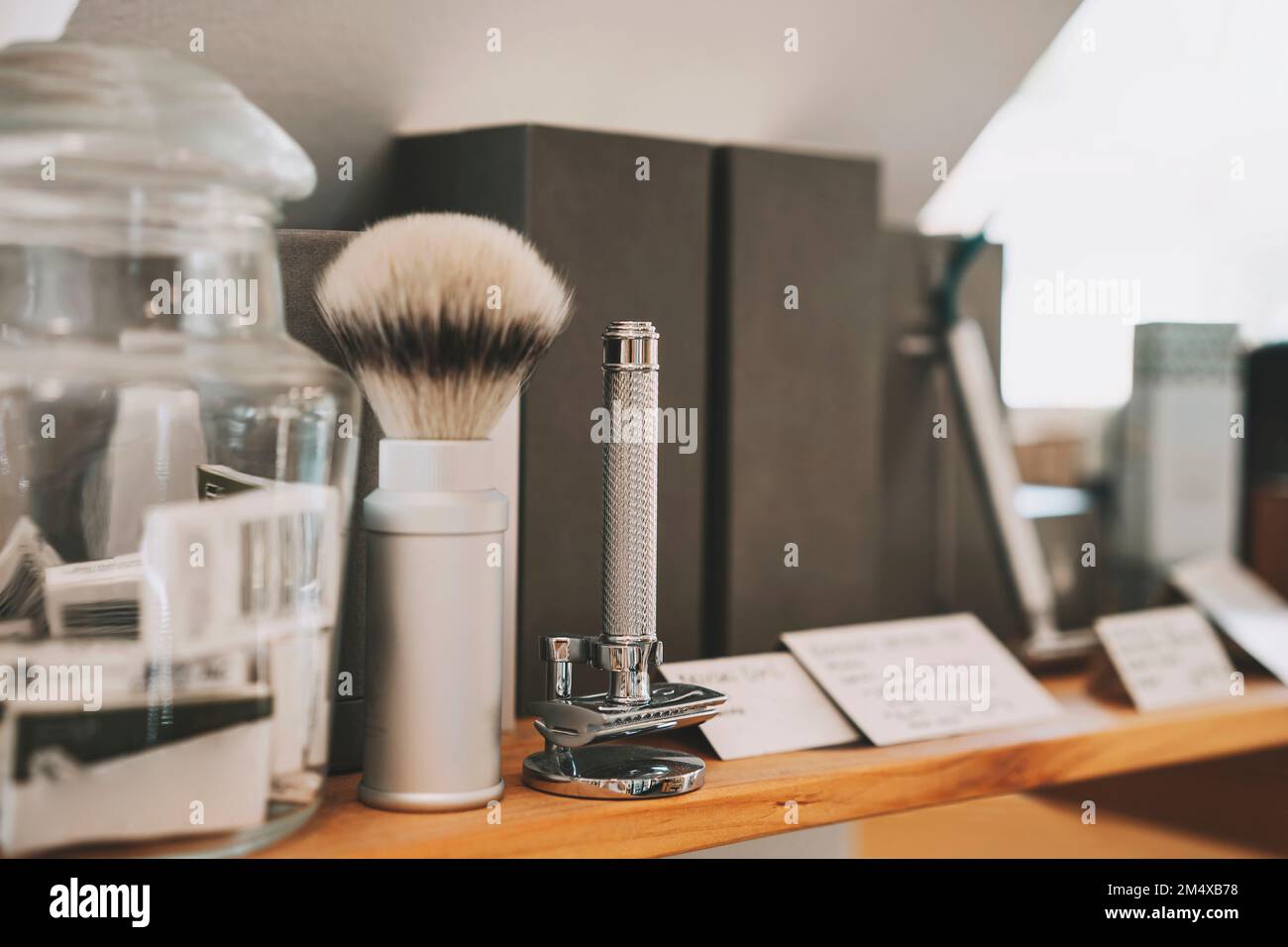 Prodotti per la cura del corpo in rack presso il punto vendita Foto Stock