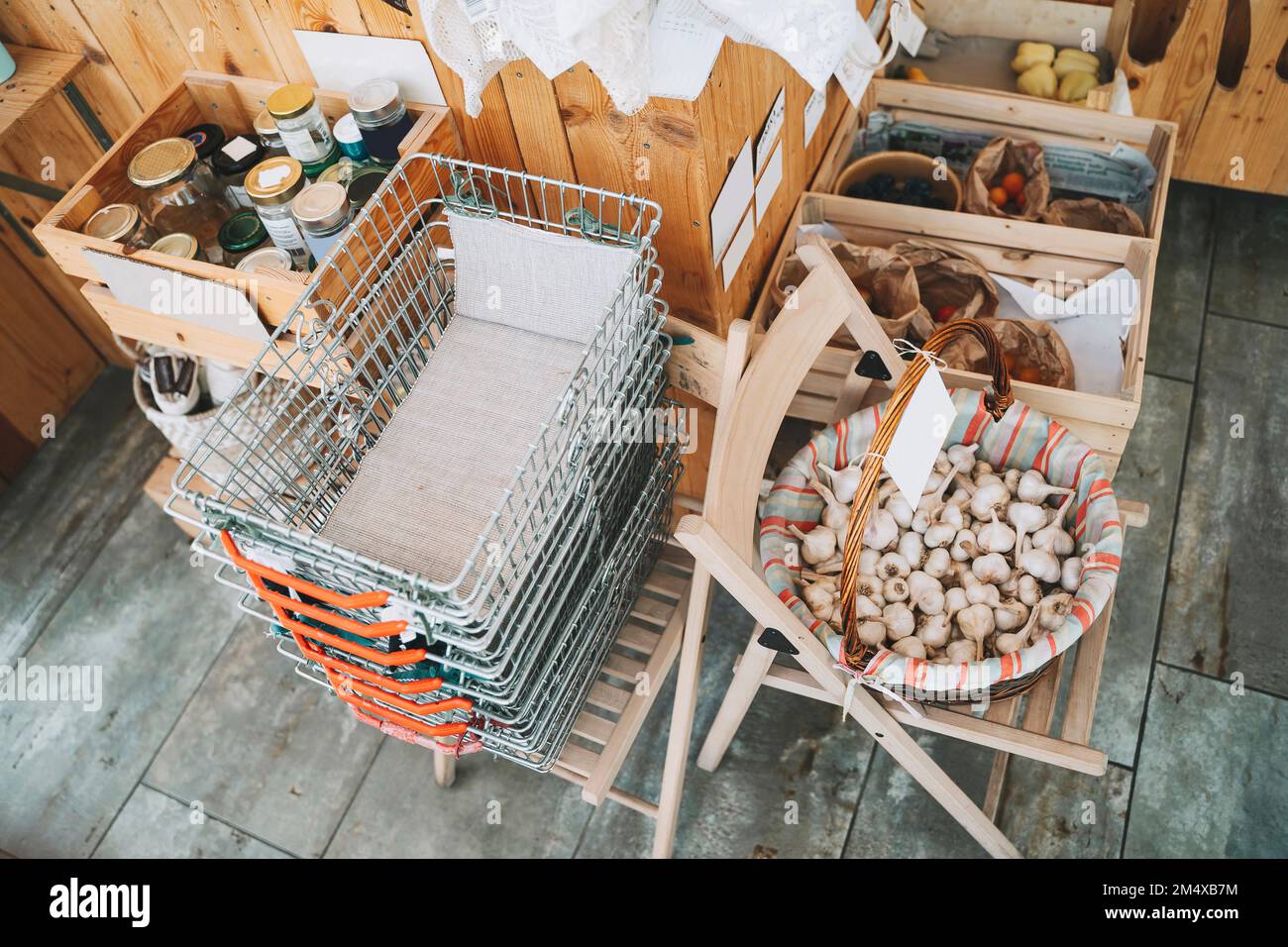 Cestini vuoti in mezzo alla merce in negozio zero rifiuti Foto Stock