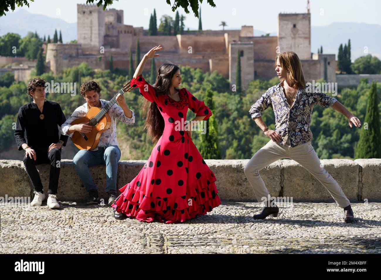 Ballerini e musicista che si esibiscono in flamenco nelle giornate di sole di fronte all'Alhambra, Granada, Spagna Foto Stock