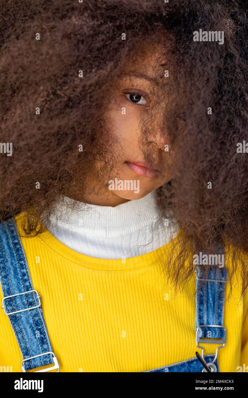 Afro ragazza fissando con espressione vuota Foto Stock