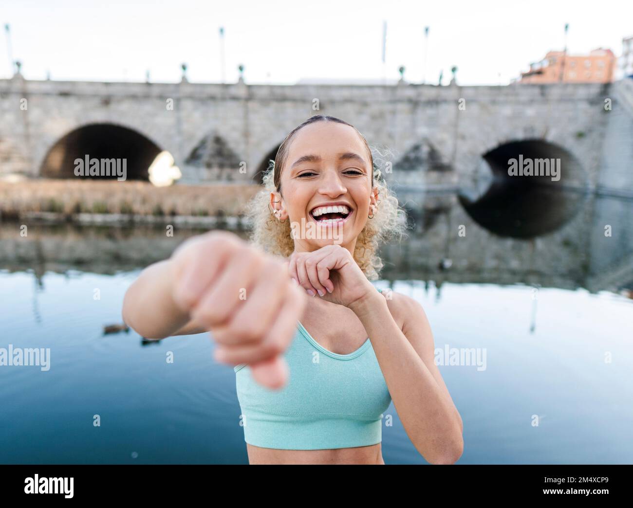 Allenamenti sportivi e punzonature felici di fronte al lago Foto Stock