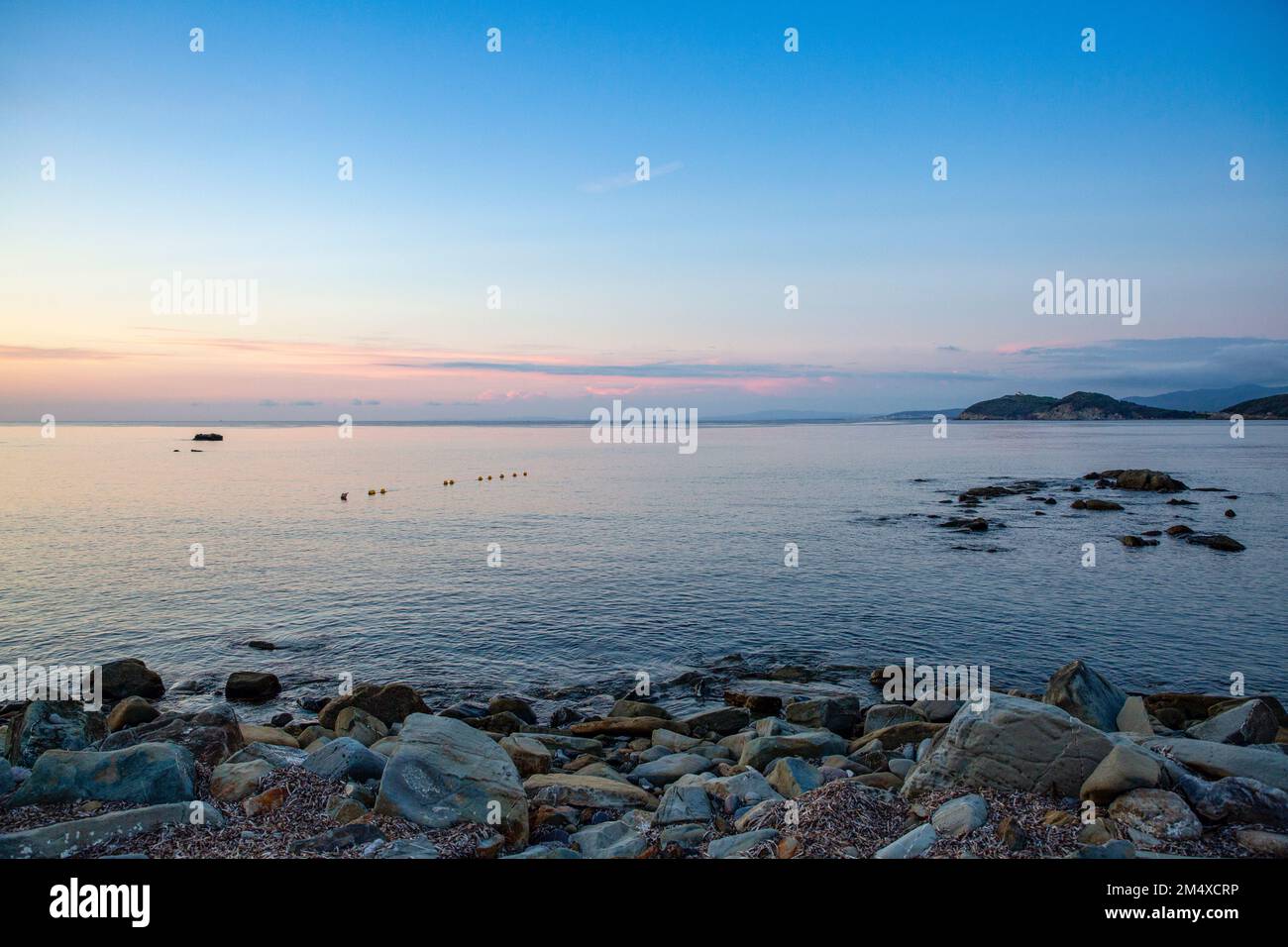 Vista panoramica sulla spiaggia rocciosa di Piombino, Toscana, Italia Foto Stock