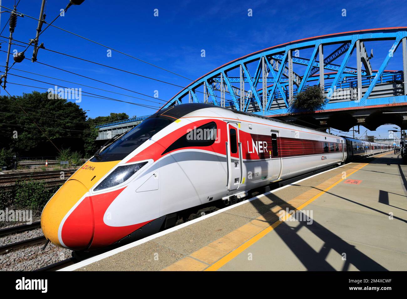 LNER Azuma alla stazione ferroviaria di Peterborough, East Coast Main Line Railway; Cambridgeshire, Inghilterra, UK Foto Stock