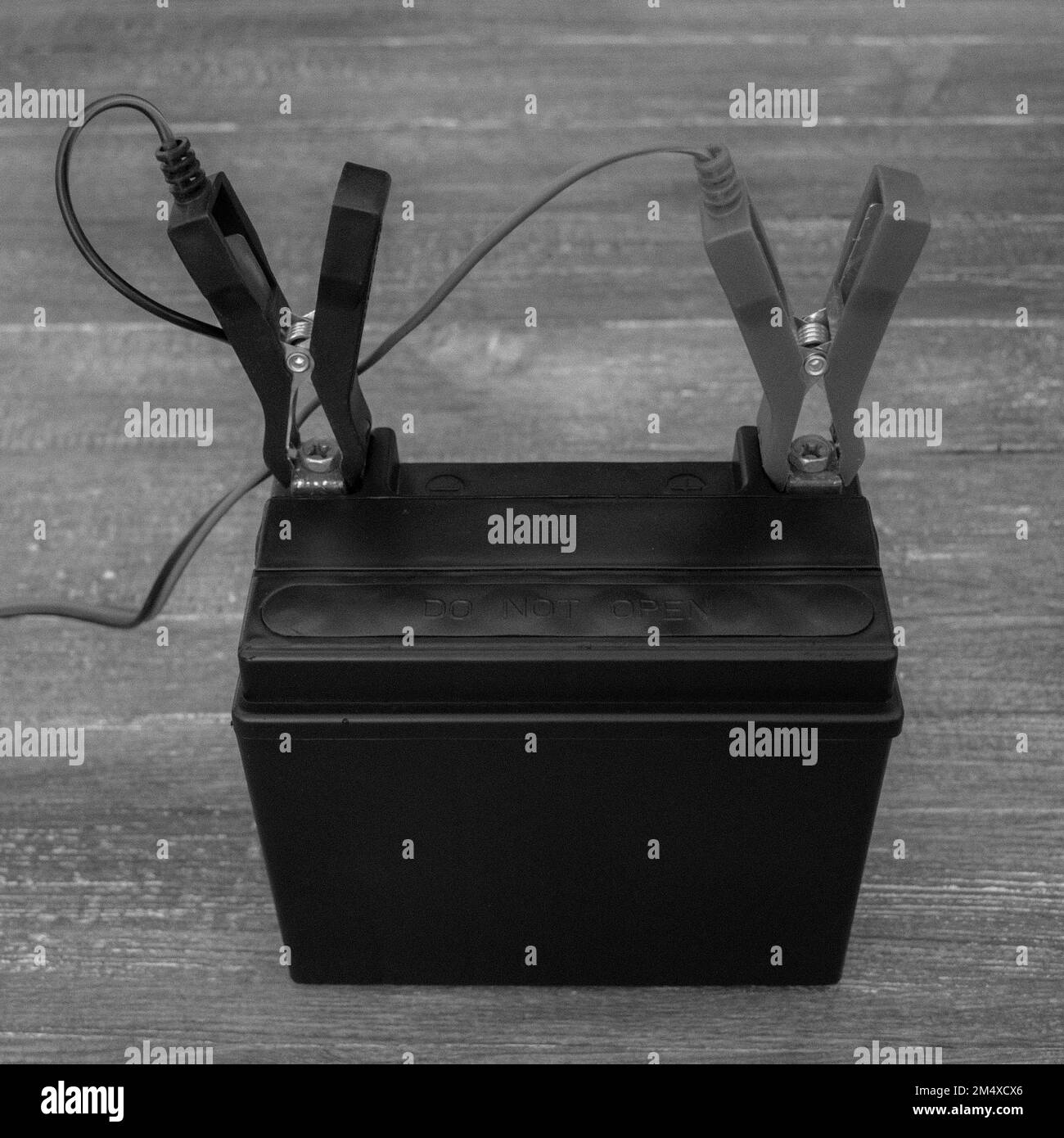 Immagine di una batteria con caricabatteria. Riferimento alla ricarica Foto Stock