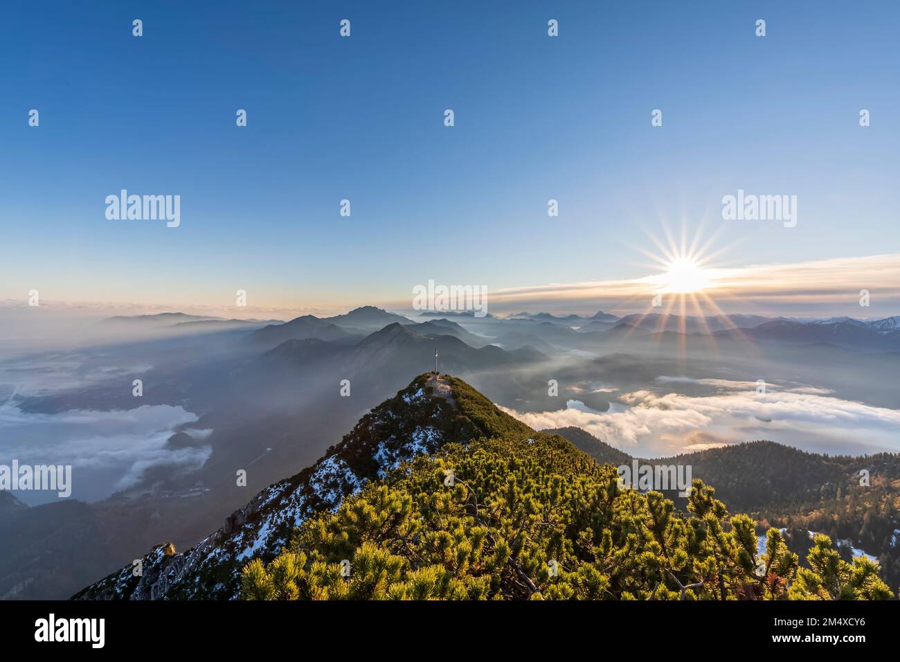 Germania, Baviera, Alba sulla cima del monte Herzogstand Foto Stock