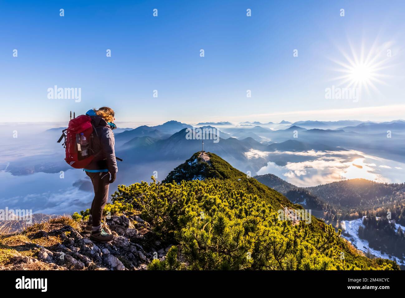 Germania, Baviera, escursionista femminile ammirando il paesaggio circostante dalla cima del monte Herzogstand Foto Stock