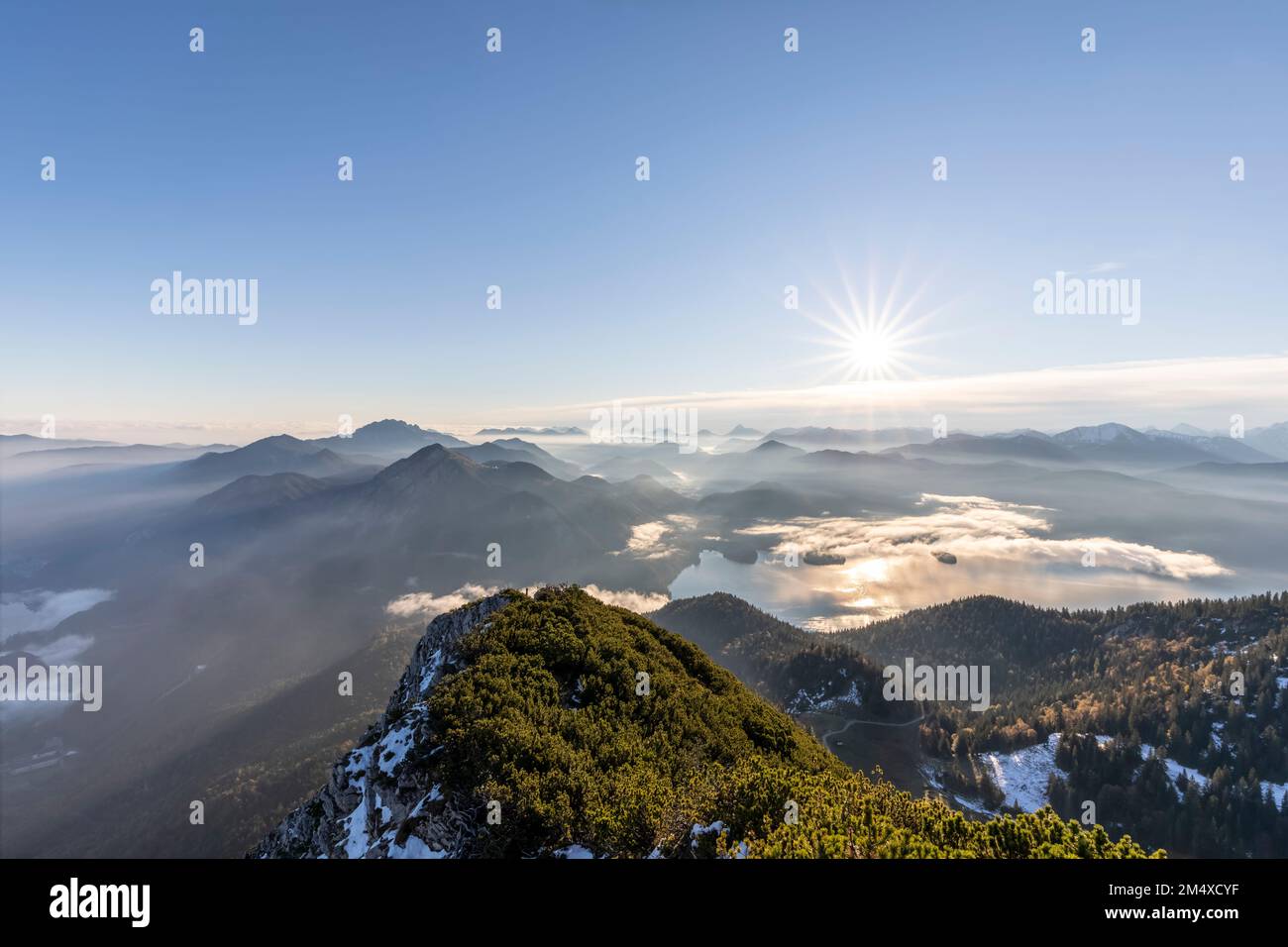 Germania, Baviera, Alba sulla cima del monte Jochberg Foto Stock