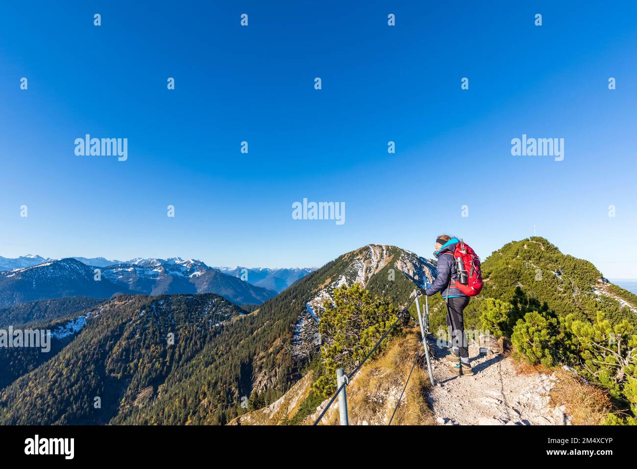 Germania, Baviera, escursionista femminile ammirando il paesaggio circostante dalla cima del monte Heimgarten Foto Stock