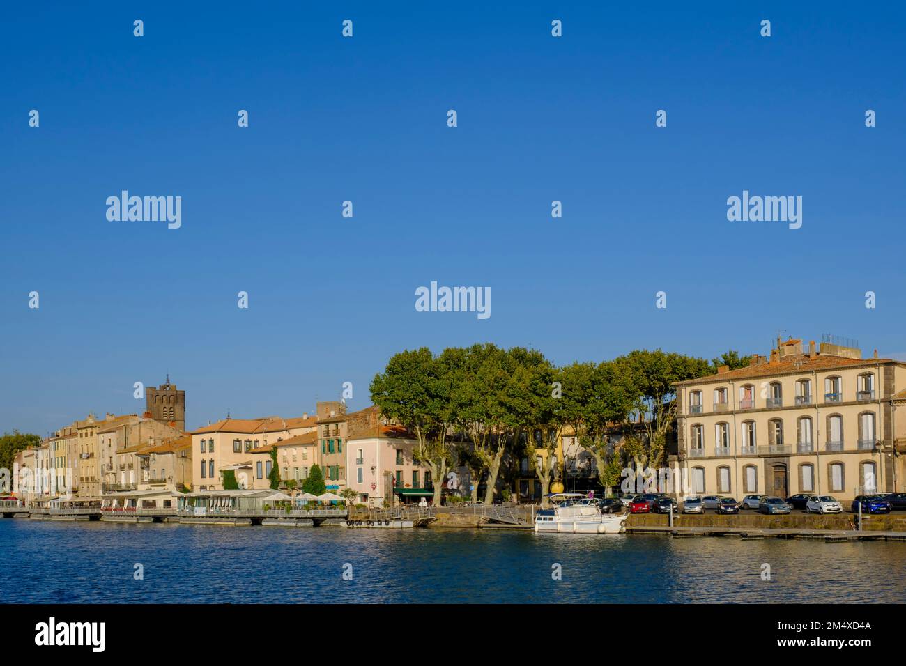 Francia, Occitania, Agde, cielo sereno sulla città lungo il fiume Foto Stock