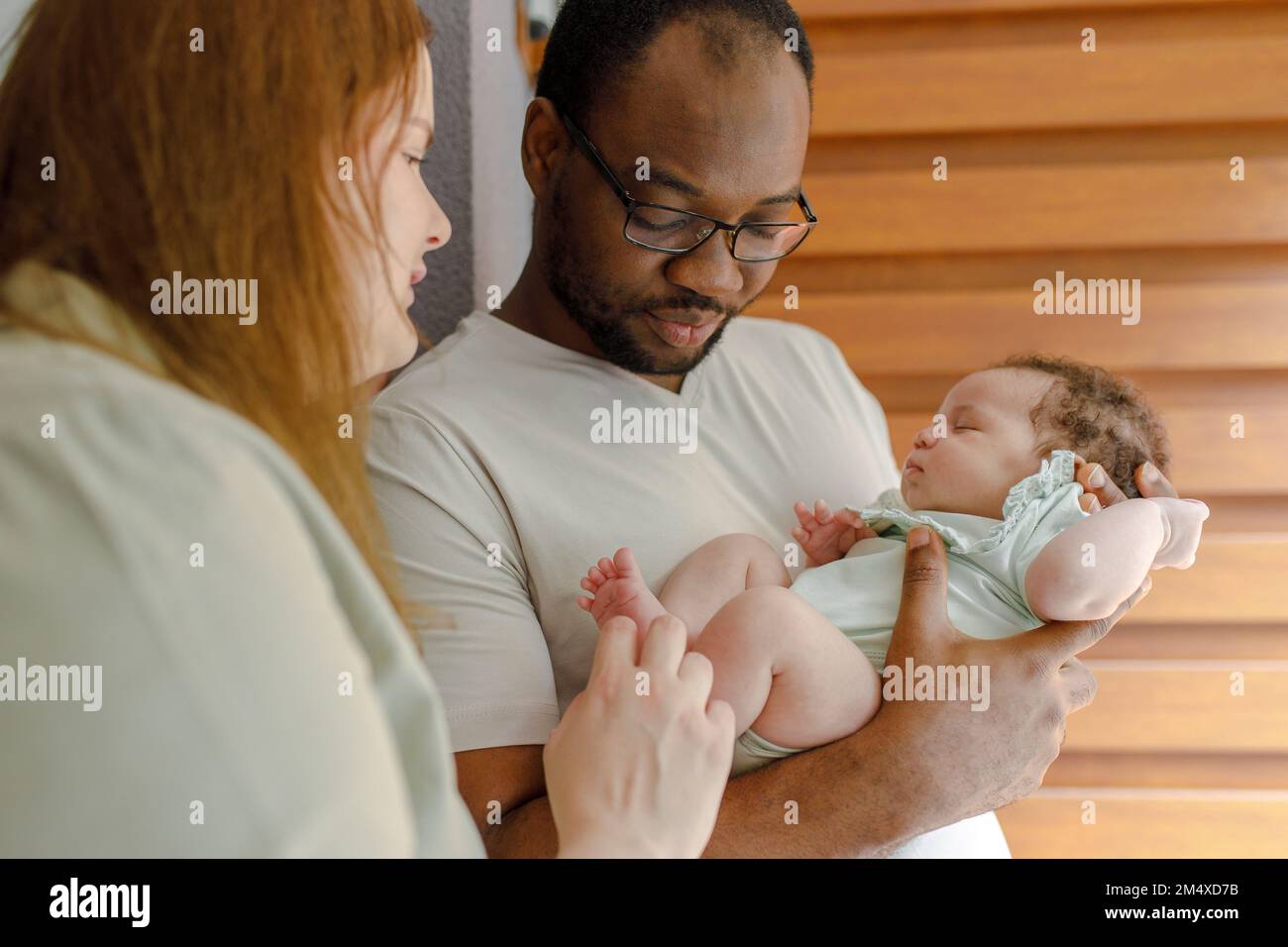 Uomo con donna che tocca i piedi della bambina Foto Stock