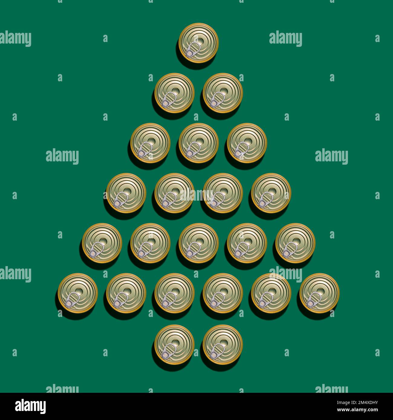 Lattine sistemate in forma di albero Foto Stock