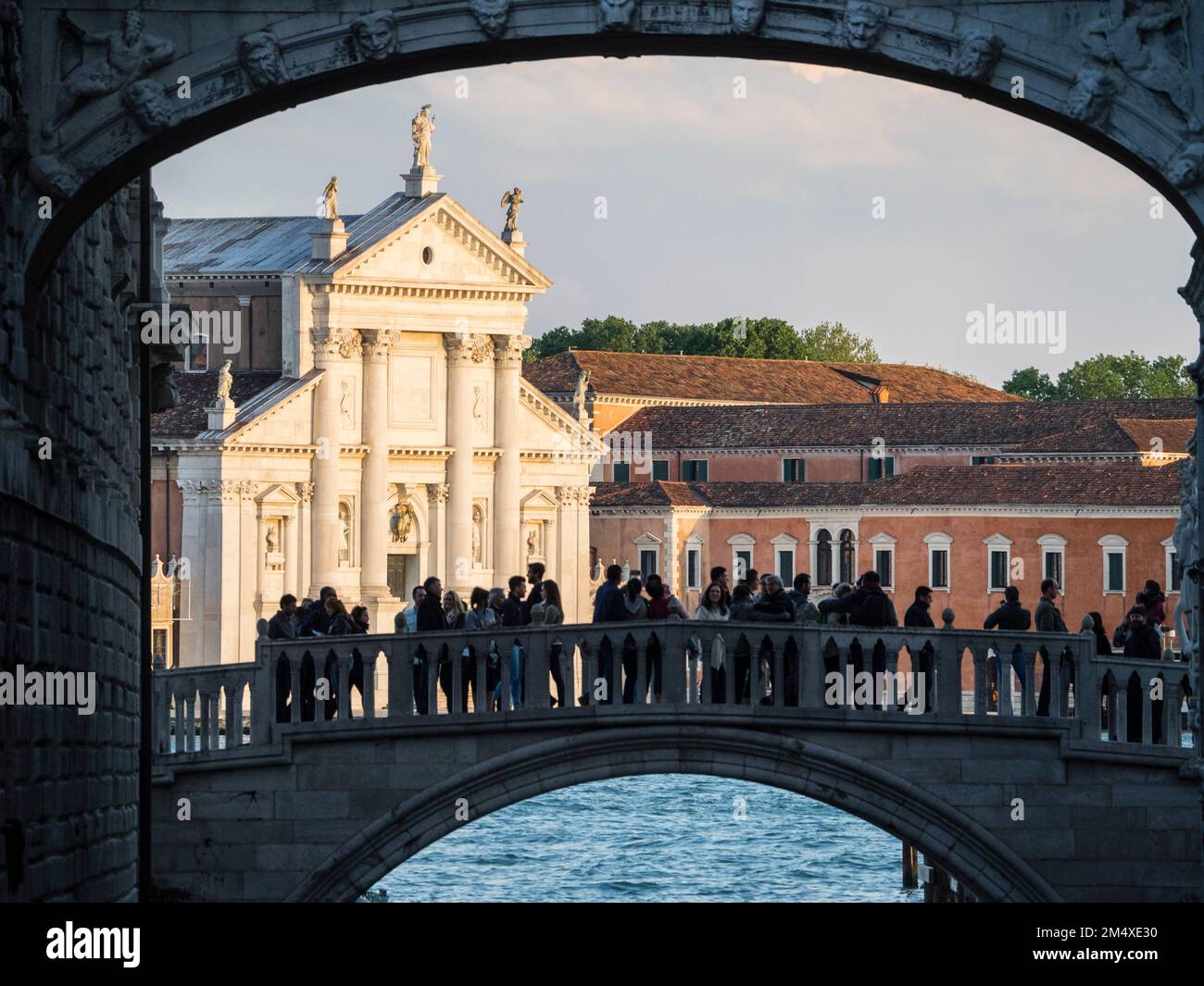 La Chiesa del Redentore si vede attraverso il Ponte dei Sospiri, Venezia, Italia Foto Stock