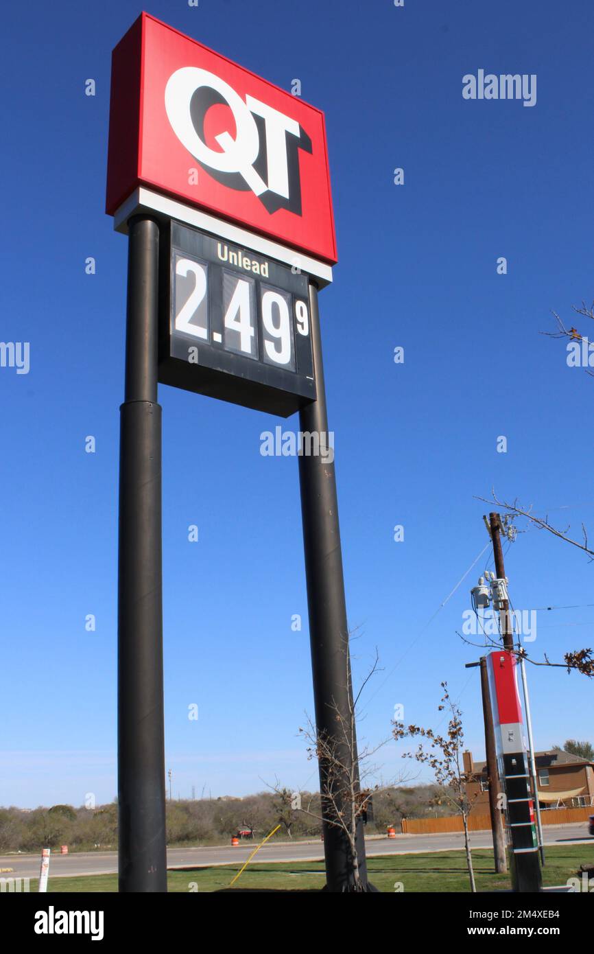 San Antonio, Stati Uniti. 23rd Dec, 2022. Benzina senza piombo sta vendendo per $$2,49 un il gallone a QT a San Antonio, Texas, S.U.A., il 23 dicembre 2022. QT è noto anche come Quick Trip. (Foto di Carlos Kosienski/Sipa USA) Credit: Sipa USA/Alamy Live News Foto Stock