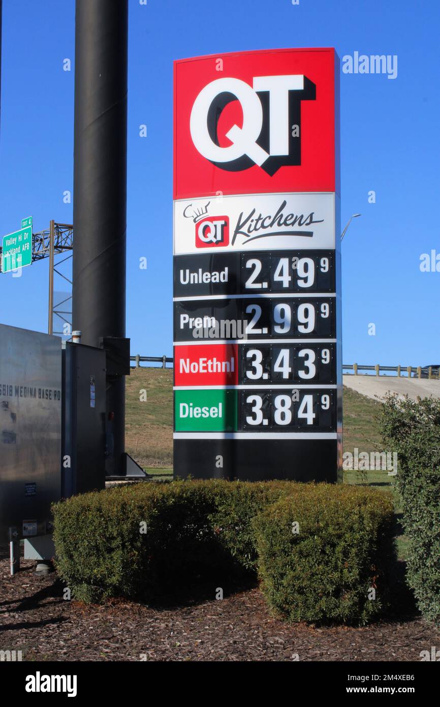 San Antonio, Stati Uniti. 23rd Dec, 2022. Benzina senza piombo sta vendendo per $$2,49 un il gallone a QT a San Antonio, Texas, S.U.A., il 23 dicembre 2022. QT è noto anche come Quick Trip. (Foto di Carlos Kosienski/Sipa USA) Credit: Sipa USA/Alamy Live News Foto Stock