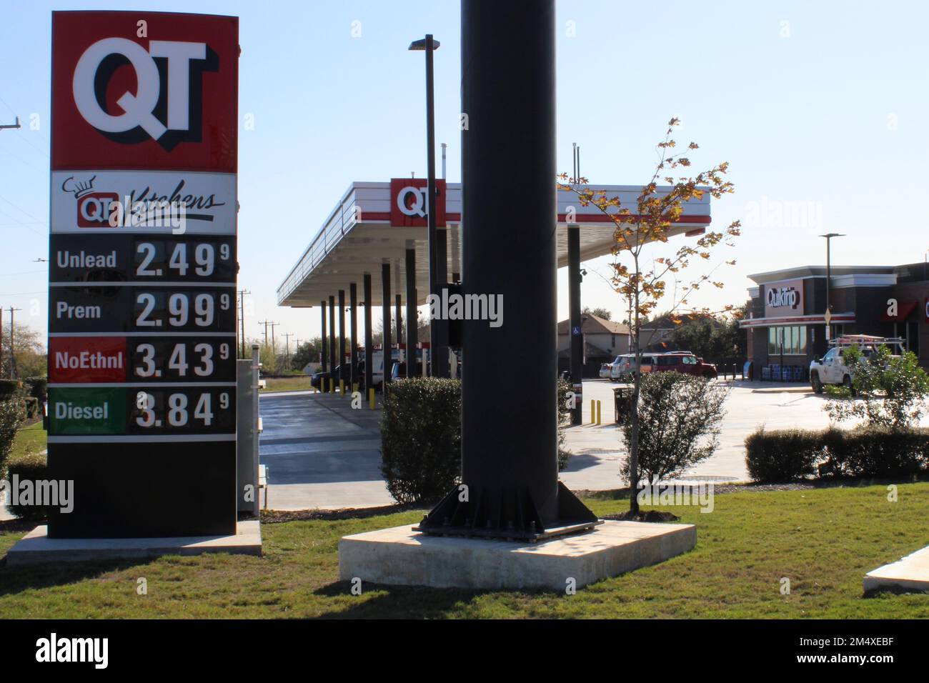 San Antonio, Stati Uniti. 23rd Dec, 2022. Benzina senza piombo sta vendendo per $$2,49 un il gallone a QT a San Antonio, Texas, S.U.A., il 23 dicembre 2022. QT è noto anche come Quick Trip. (Foto di Carlos Kosienski/Sipa USA) Credit: Sipa USA/Alamy Live News Foto Stock