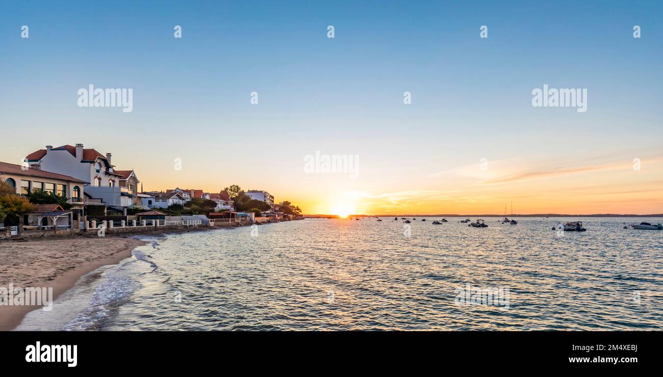 Francia, Nouvelle-Aquitaine, Arcachon, Vista panoramica della baia di Arcachon al tramonto Foto Stock