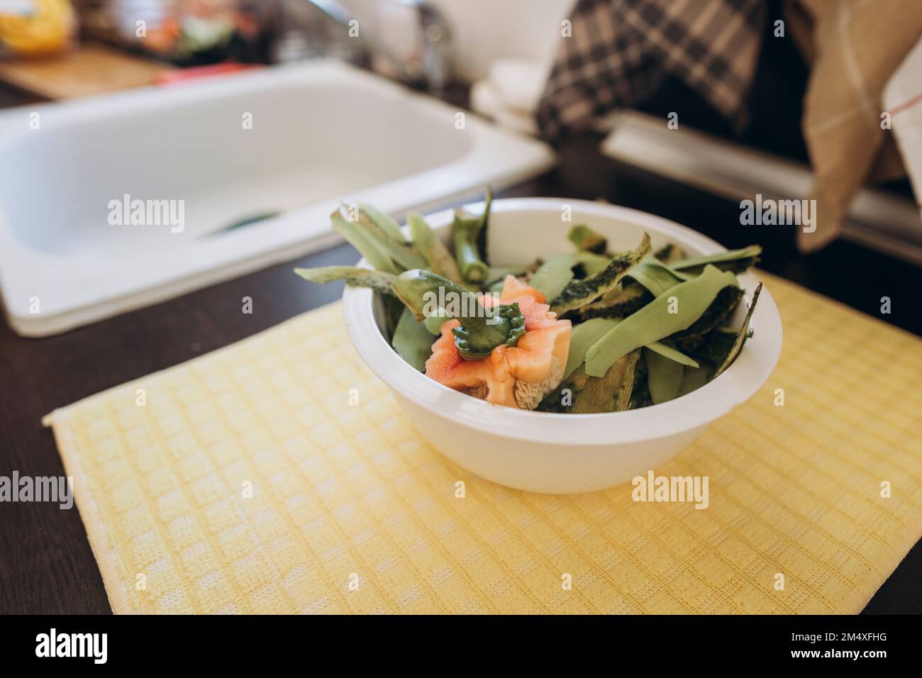 Rifiuti organici raccolti da verdure in cucina Foto Stock
