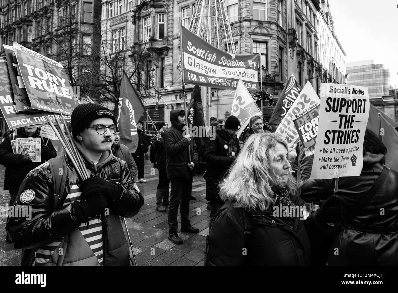 Glasgow Strike Solidarity si raduna a sostegno della National Union of Rail, Maritime and Transport Workers picket line fuori dalla stazione centrale. Foto Stock