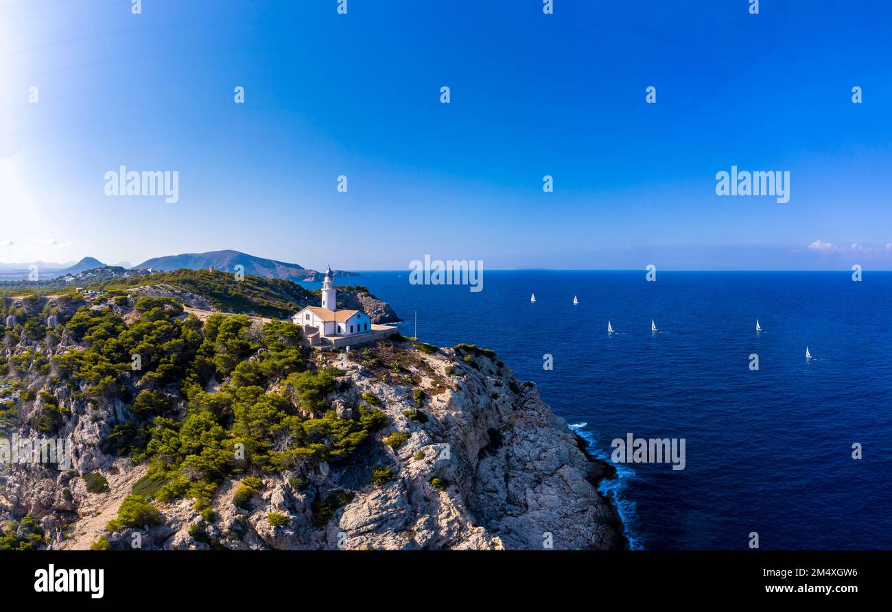 Veduta aerea del faro di far de Capdepera con costa ripida sotto il cielo limpido Foto Stock