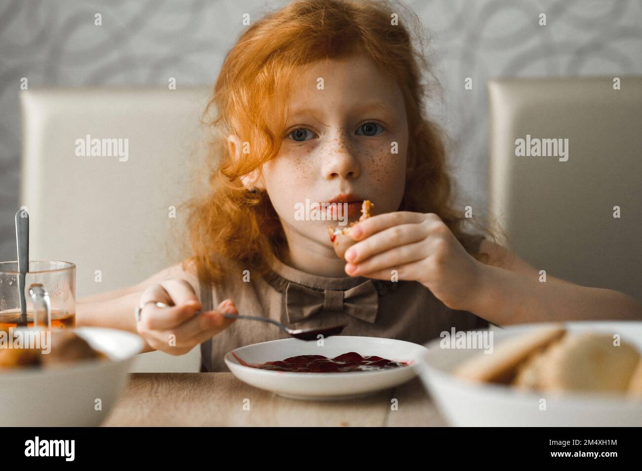Ragazza Redhead che ha fatto colazione a casa Foto Stock