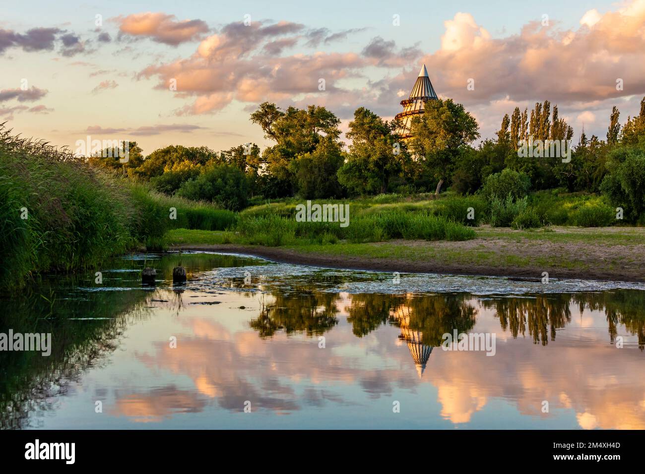 Germania, Sassonia-Anhalt, Magdeburgo, fiume Elba che scorre attraverso Elbauenpark al crepuscolo Foto Stock