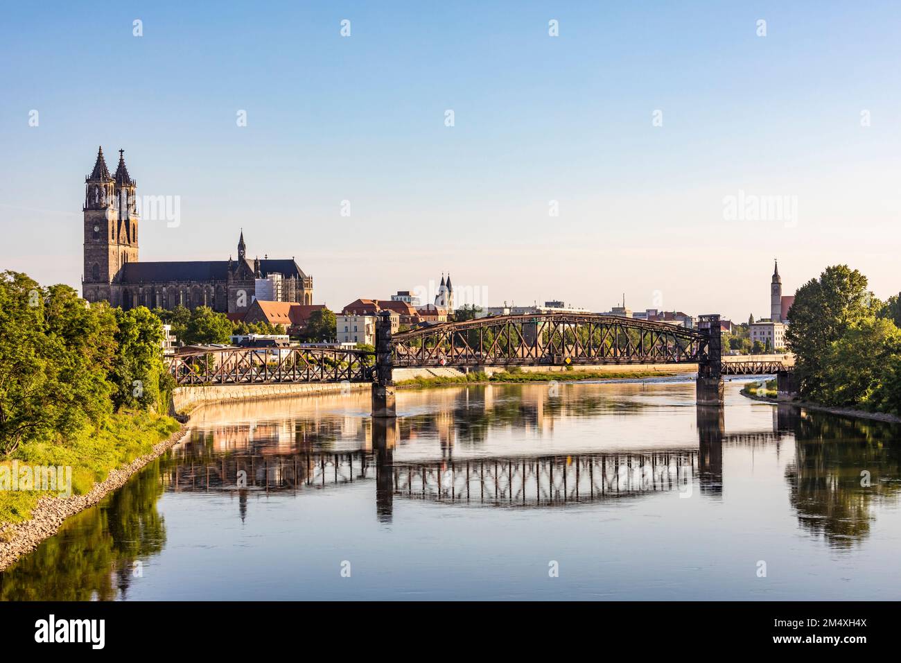 Germania, Sassonia-Anhalt, Magdeburgo, storico ponte ascensore con la Cattedrale di Magdeburgo sullo sfondo Foto Stock