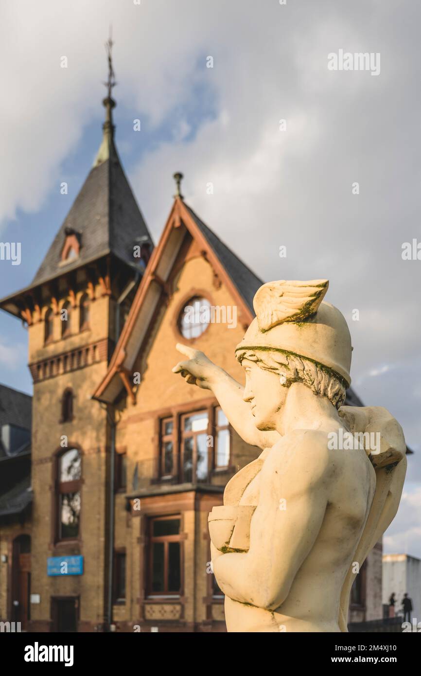 Germania, Amburgo, Statua del mercurio di fronte alla villa sull'isola di Kaltehofe Foto Stock