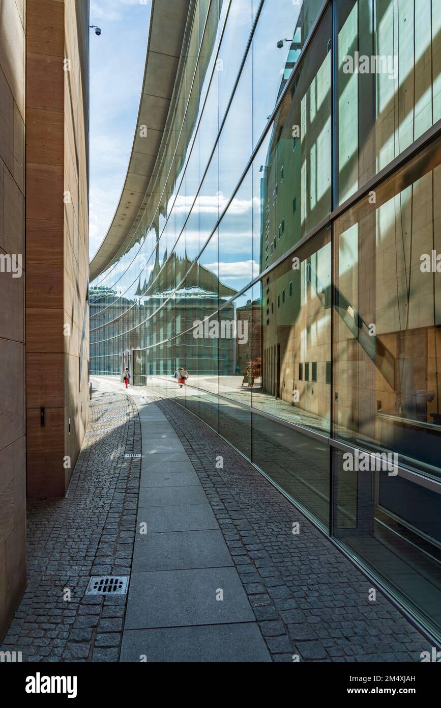 Germania, Baviera, Norimberga, vicolo lungo le pareti di vetro del Museo Statale d'Arte e Design di Norimberga Foto Stock