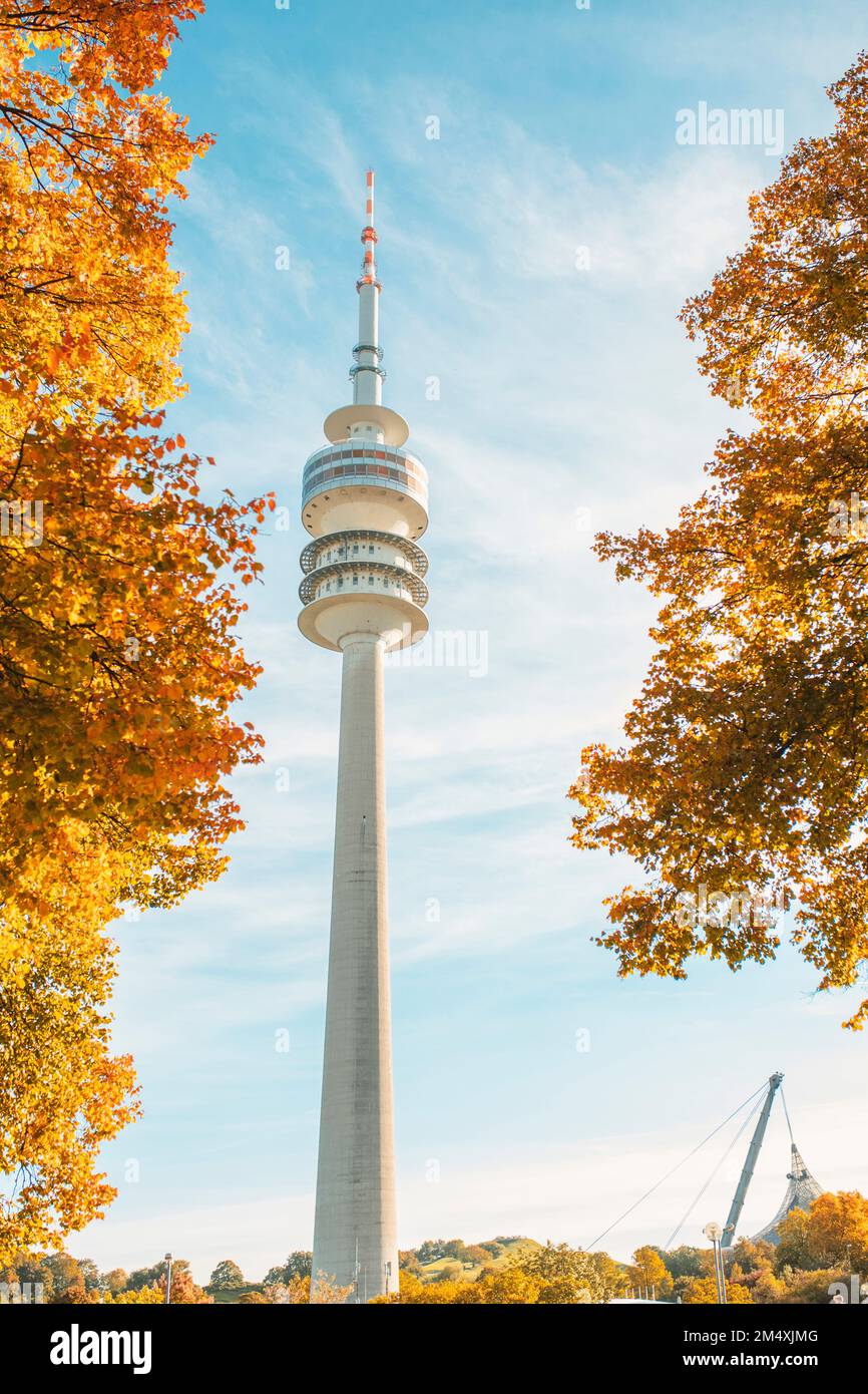 Germania, Baviera, Monaco, Vista della Torre Olimpica in autunno Foto Stock