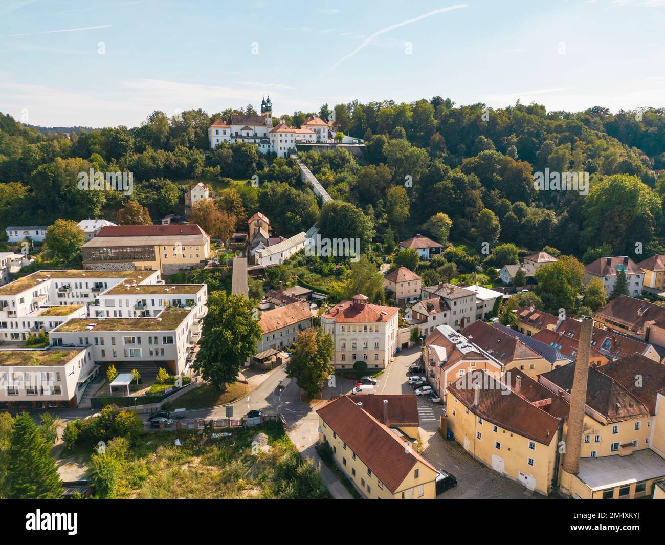 Germania, Baviera, Passau, vista aerea di un moderno hotel di lusso ai margini della storica città vecchia con Paulinerkloster sullo sfondo Foto Stock