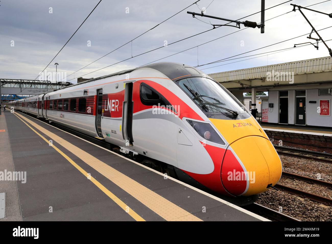 LNER Azuma alla stazione ferroviaria di Peterborough, East Coast Main Line Railway; Cambridgeshire, Inghilterra, UK Foto Stock