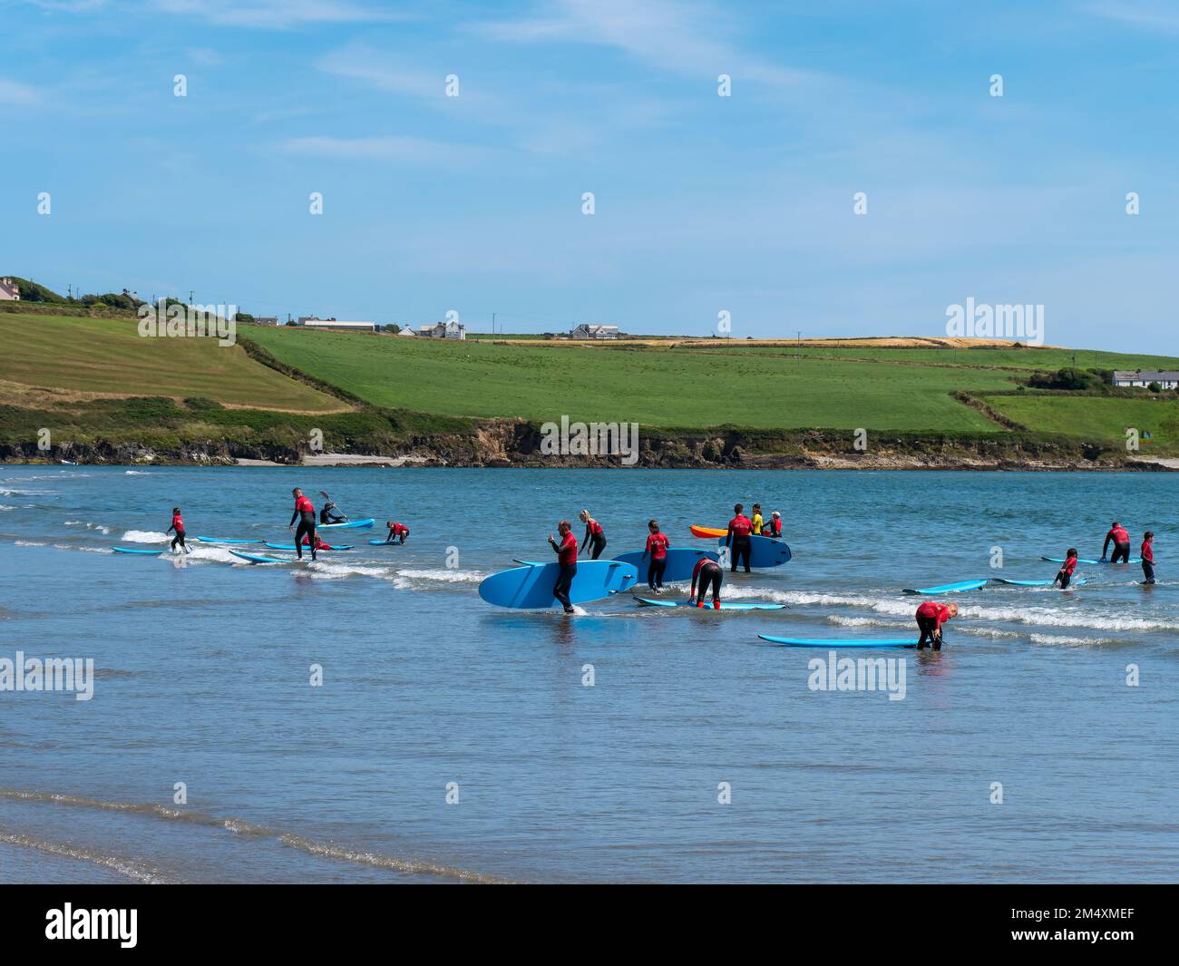 Contea di Cork, Irlanda, 6 agosto 2022. I giovani stanno navigando. Una scuola di surf in Irlanda. La famosa spiaggia di Inchydoney. Persone Foto Stock