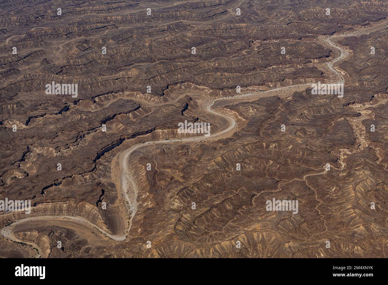 Oman, Governatorato di Dhofar, veduta aerea del canyon tortuoso nel deserto di Rub al Khali Foto Stock