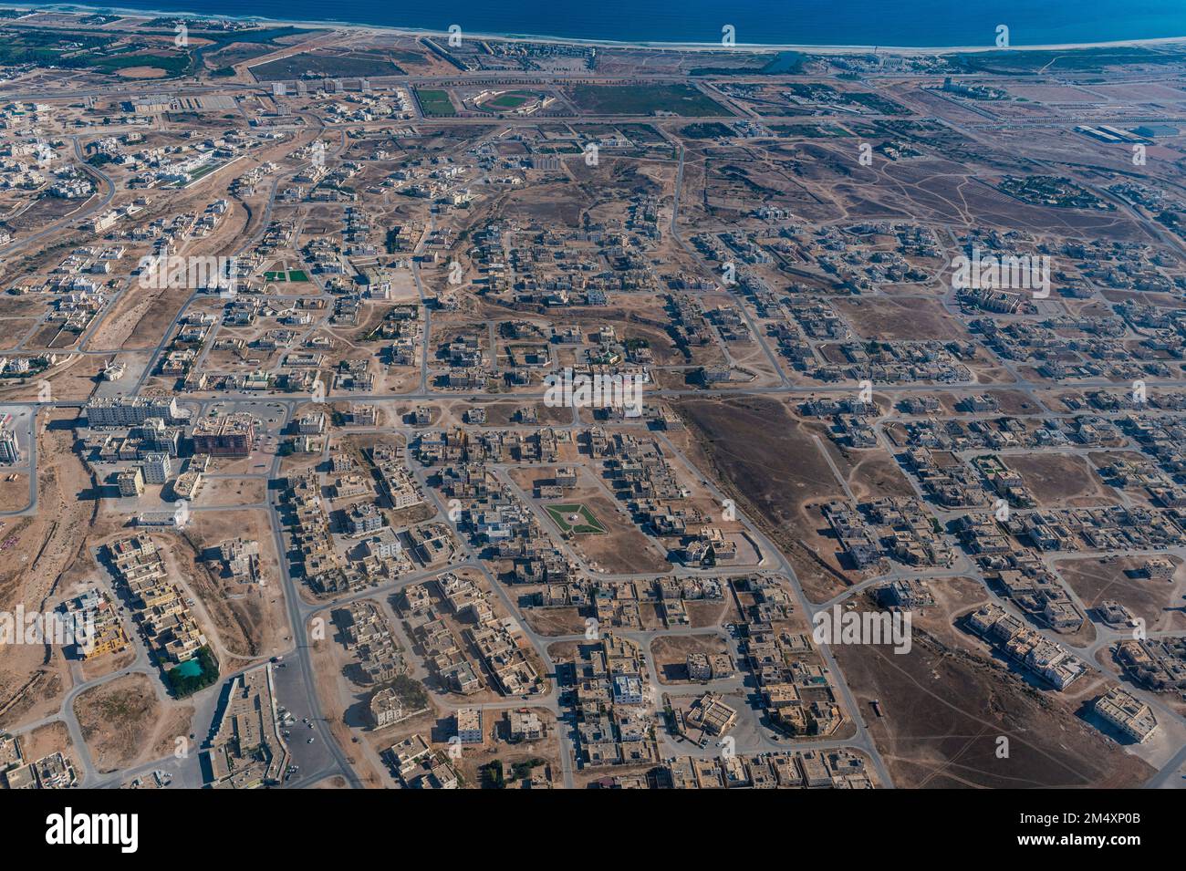 Oman, Governatorato di Dhofar, Salalah, veduta aerea della città desertica Foto Stock