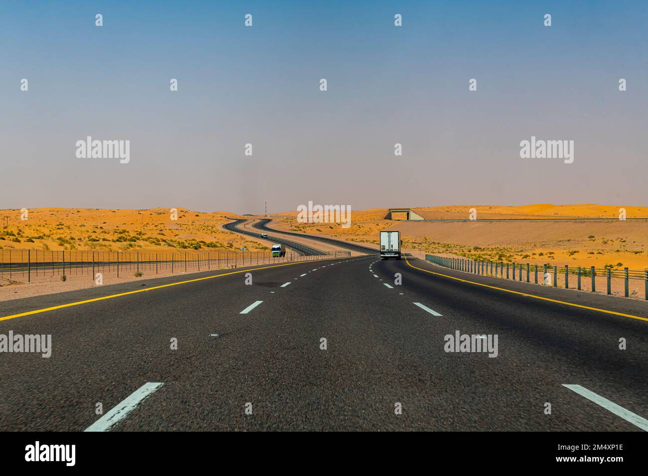 Arabia Saudita, autostrada deserto a più corsie Foto Stock