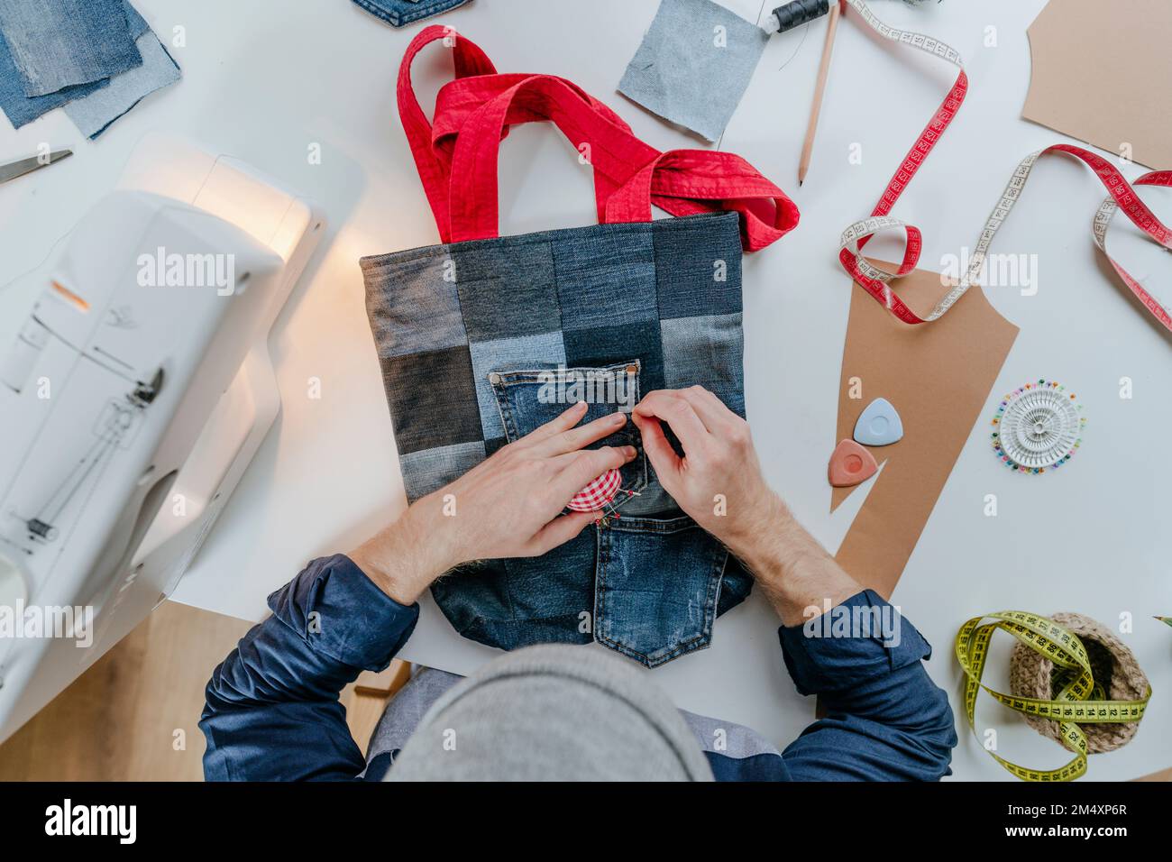 Tasca con cuciture stilista sulla borsa della spesa Foto Stock