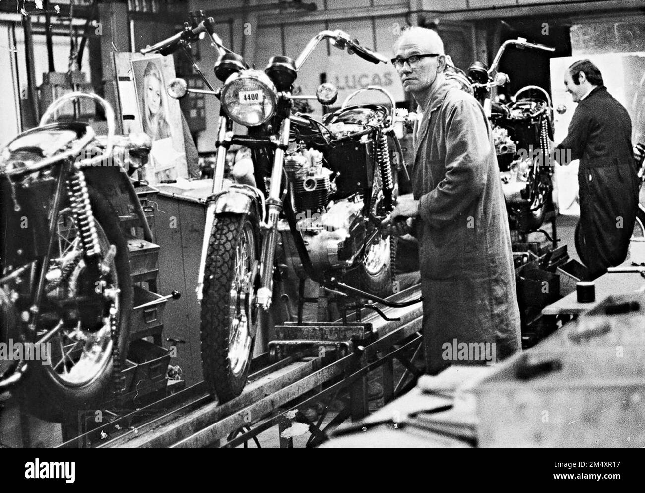 Linea di produzione Norton villiers presso lo stabilimento Meriden 1973 Foto Stock