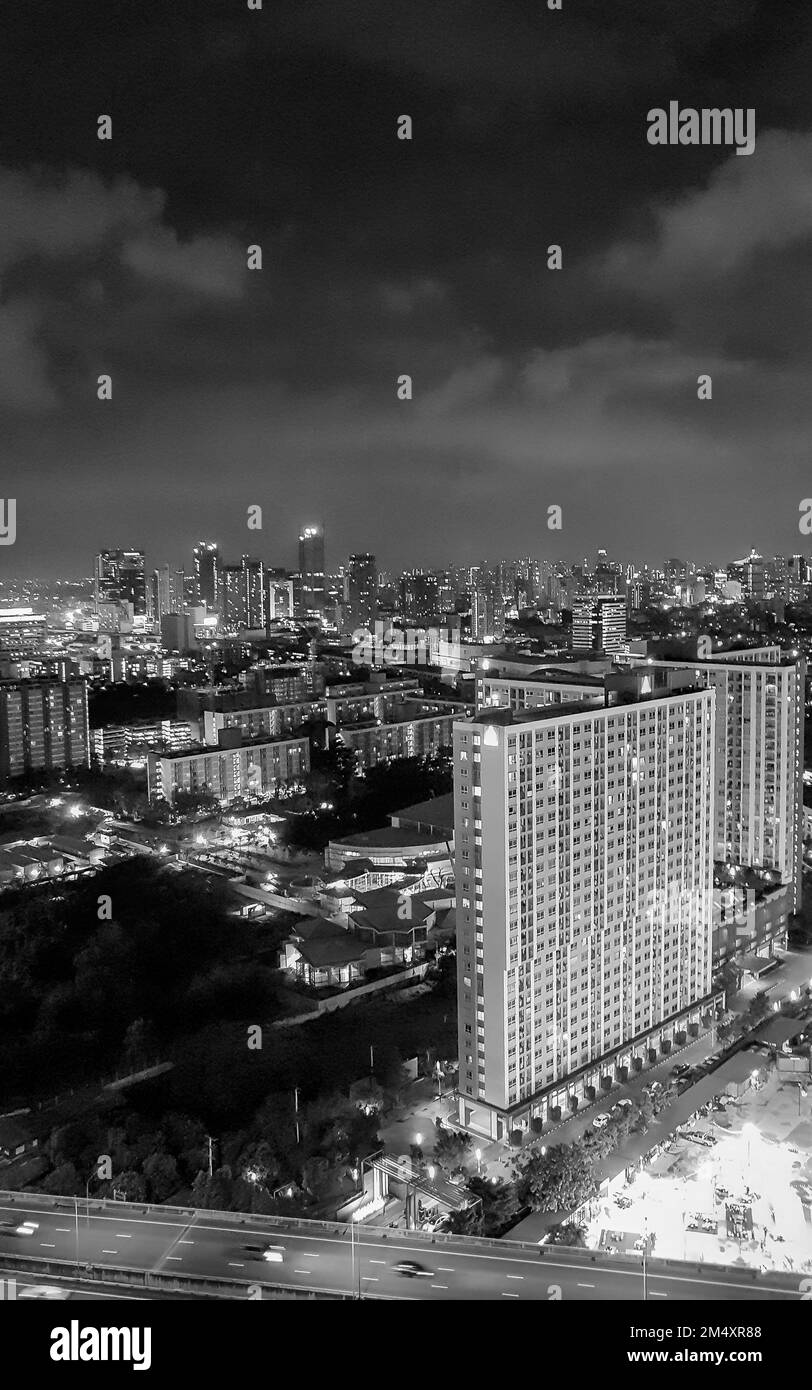 Panorama della città Bangkok di notte con grattacielo e paesaggio urbano della capitale della Thailandia. Foto Stock