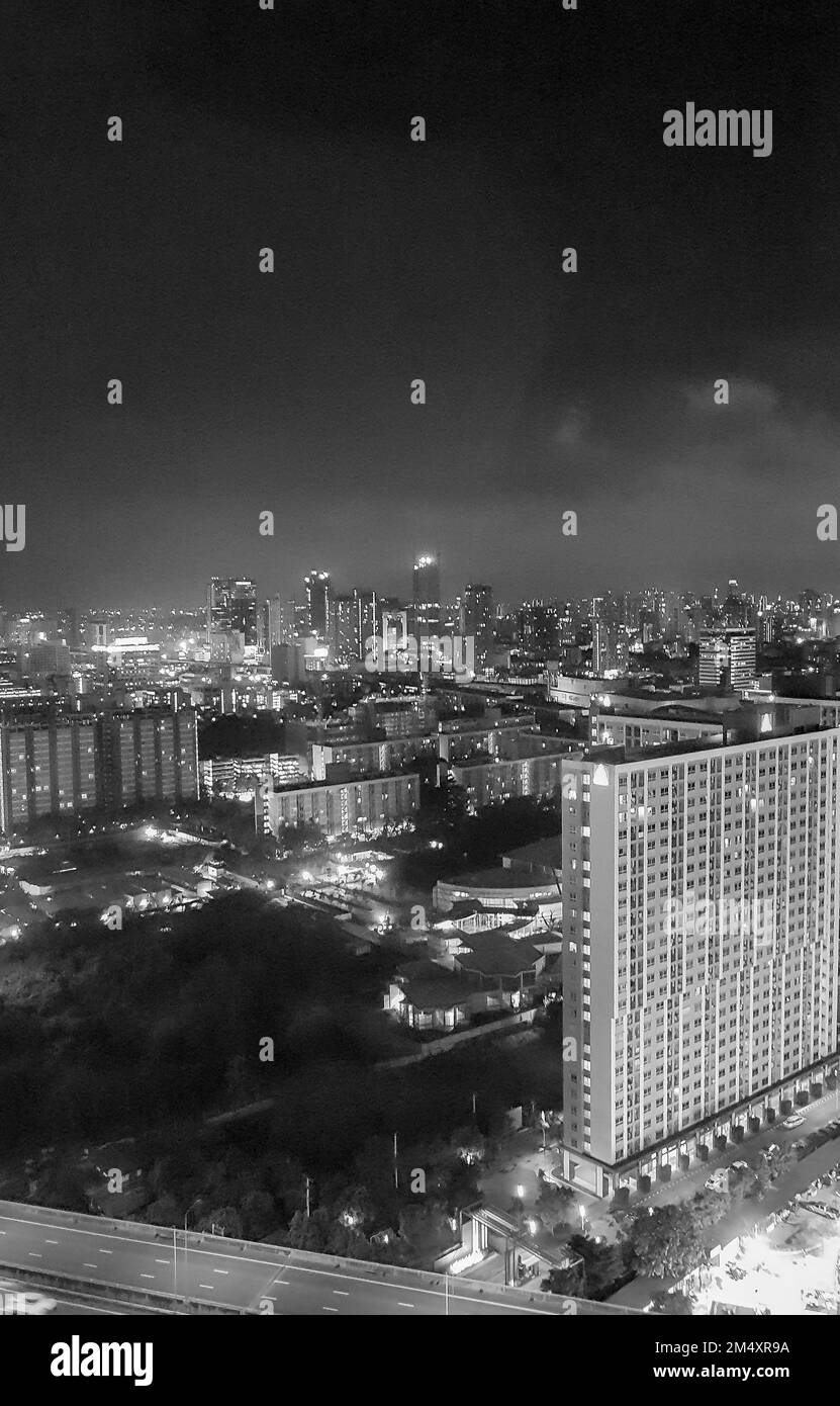Panorama della città Bangkok di notte con grattacielo e paesaggio urbano della capitale della Thailandia. Foto Stock