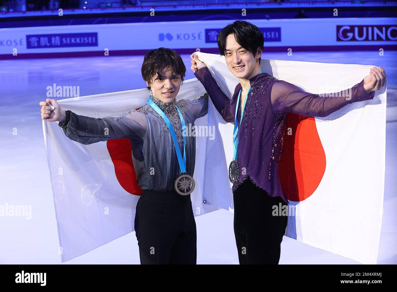 Shoma uno (Jpn) medaglia d'oro e Sota Yamamoto (Jpn) medaglia d'argento uomini del Gran Premio di Figura finale di Pattinaggio Torino 2022 (Italia) Foto Stock