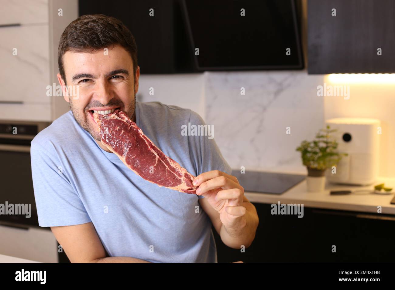 Amante della carne che mostra una deliziosa bistecca cruda Foto Stock