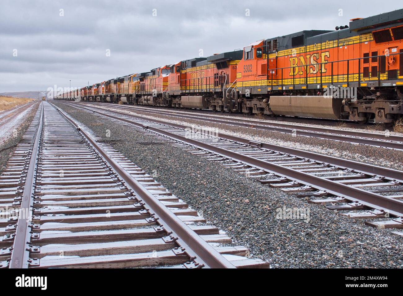 Gillette, Wyoming - 23 gennaio 2021: Binari ferroviari con motori ferroviari in una nuvolosa giornata invernale vicino a Gillette, Wyoming. Foto Stock