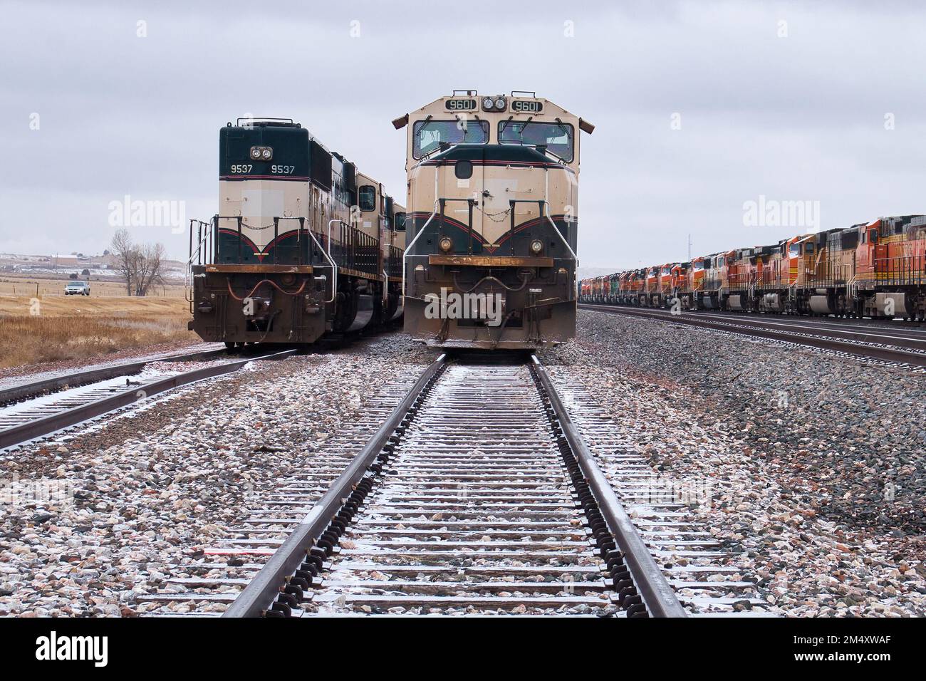 Gillette, Wyoming - 23 gennaio 2021: Parte anteriore dei motori dei treni in deposito sulle piste dei treni vicino a Gillette, Wyoming. Foto Stock
