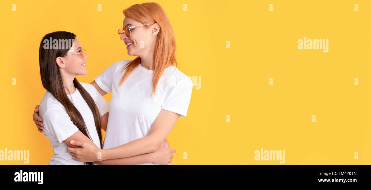 Banner madre e figlia bambino, spazio copia, sfondo isolato. felice ritratto di famiglia di mamma single abbracciare bambina in occhiali, amore. Foto Stock