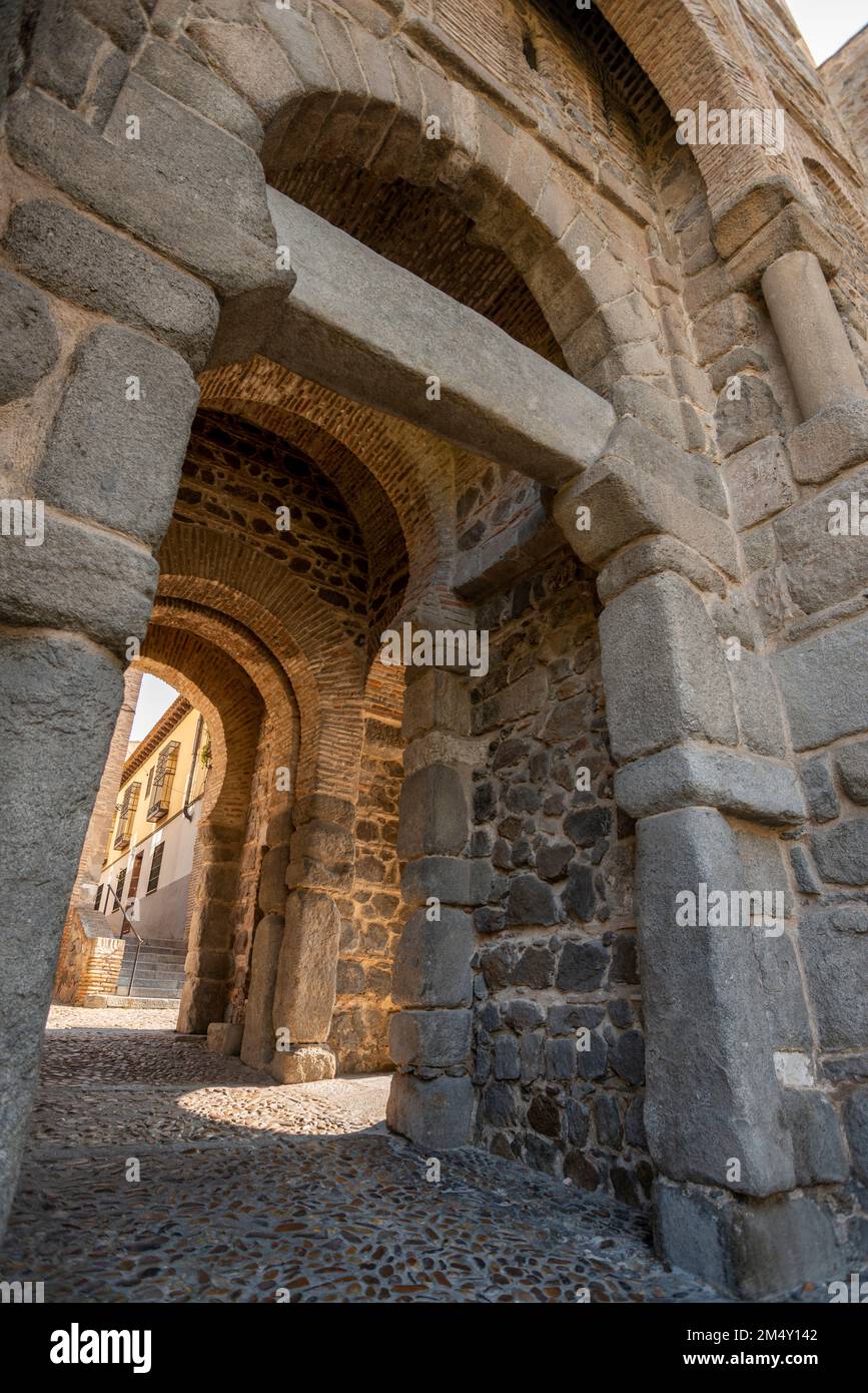Ingresso in pietra nelle mura della monumentale città di Toledo, Spagna Foto Stock