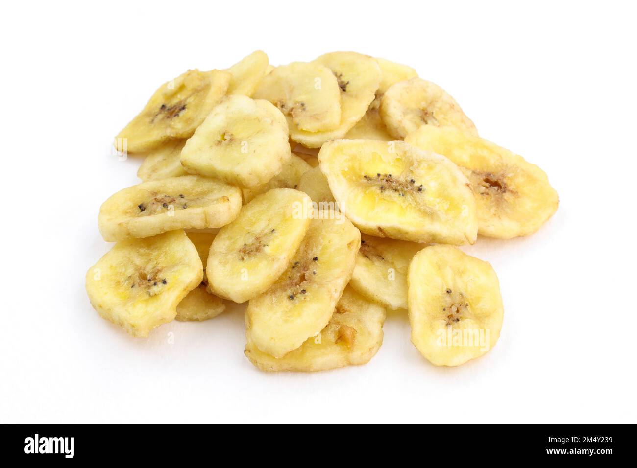 Mucchio di banane secche su fondo bianco. Snack dolci fette di banana secca. primo piano di patatine di banana essiccate organiche. Foto Stock