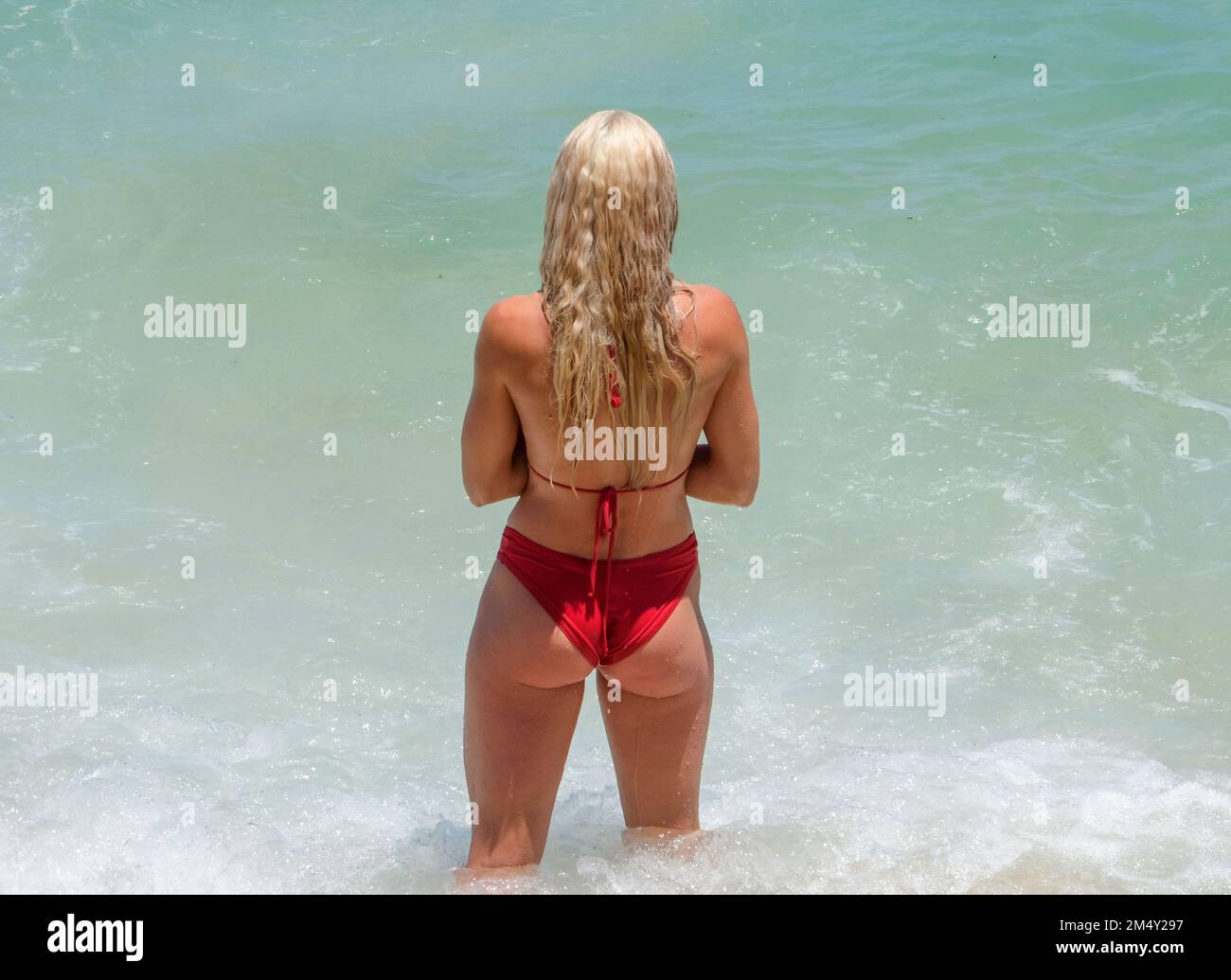 Donna bionda non identificata in bikini rossi, Maui, Hawaii, USA Foto Stock
