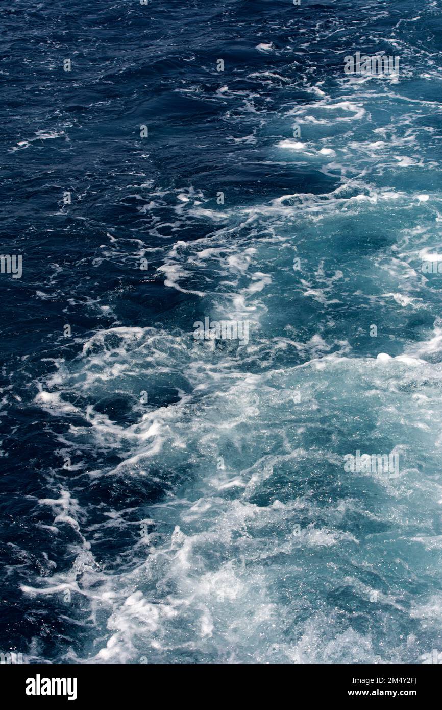 Sfondo d'acqua di marmo, struttura delle onde del mare, onde dell'oceano. Onde marine in blu oceano. Foto Stock