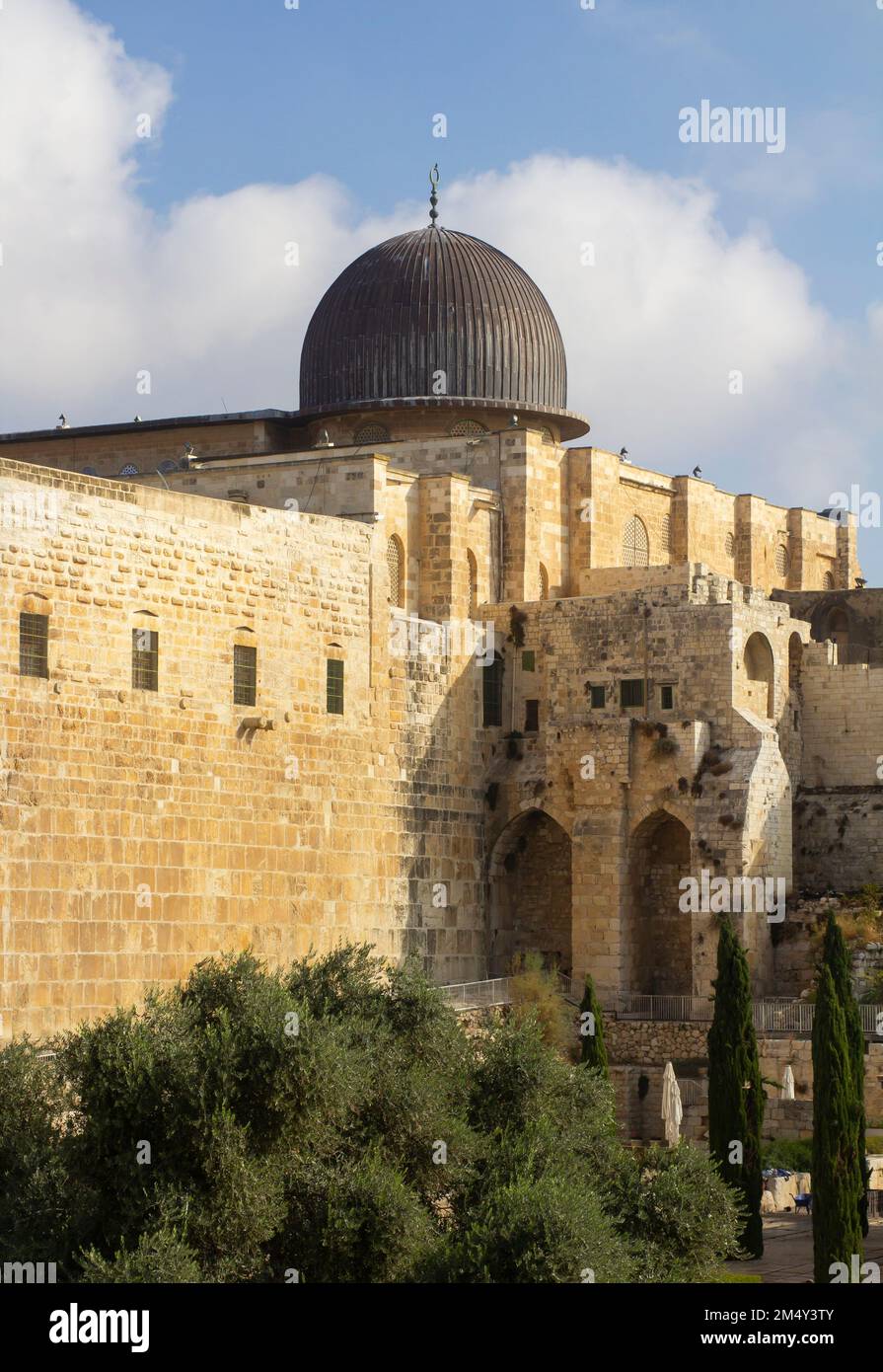 10 Nov 2022 la cupola della moschea al-Aqsa situata sul Monte del Tempio a Gerusalemme Israele il sito dell'originale tempio ebraico storico che era bu Foto Stock